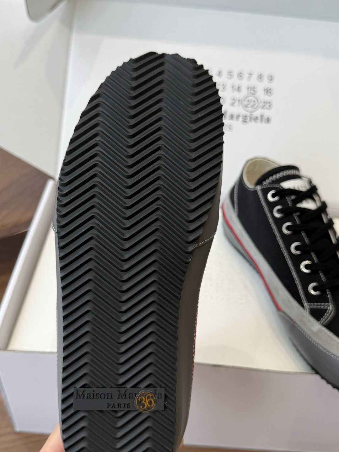 MaisonMargiela MM6 马吉拉 做旧厚底 德训鞋 休闲 运动鞋这一款德国训练鞋延续了经典 MaisonMargiela MM6 马吉拉 做旧厚底 德训鞋 休闲 运动鞋这一款德国训练鞋延续了经典