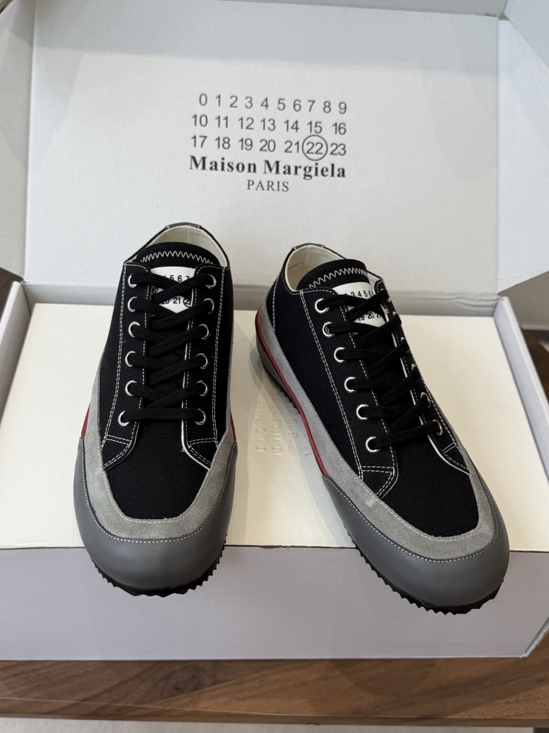 MaisonMargiela MM6 马吉拉 做旧厚底 德训鞋 休闲 运动鞋这一款德国训练鞋延续了经典 MaisonMargiela MM6 马吉拉 做旧厚底 德训鞋 休闲 运动鞋这一款德国训练鞋延续了经典