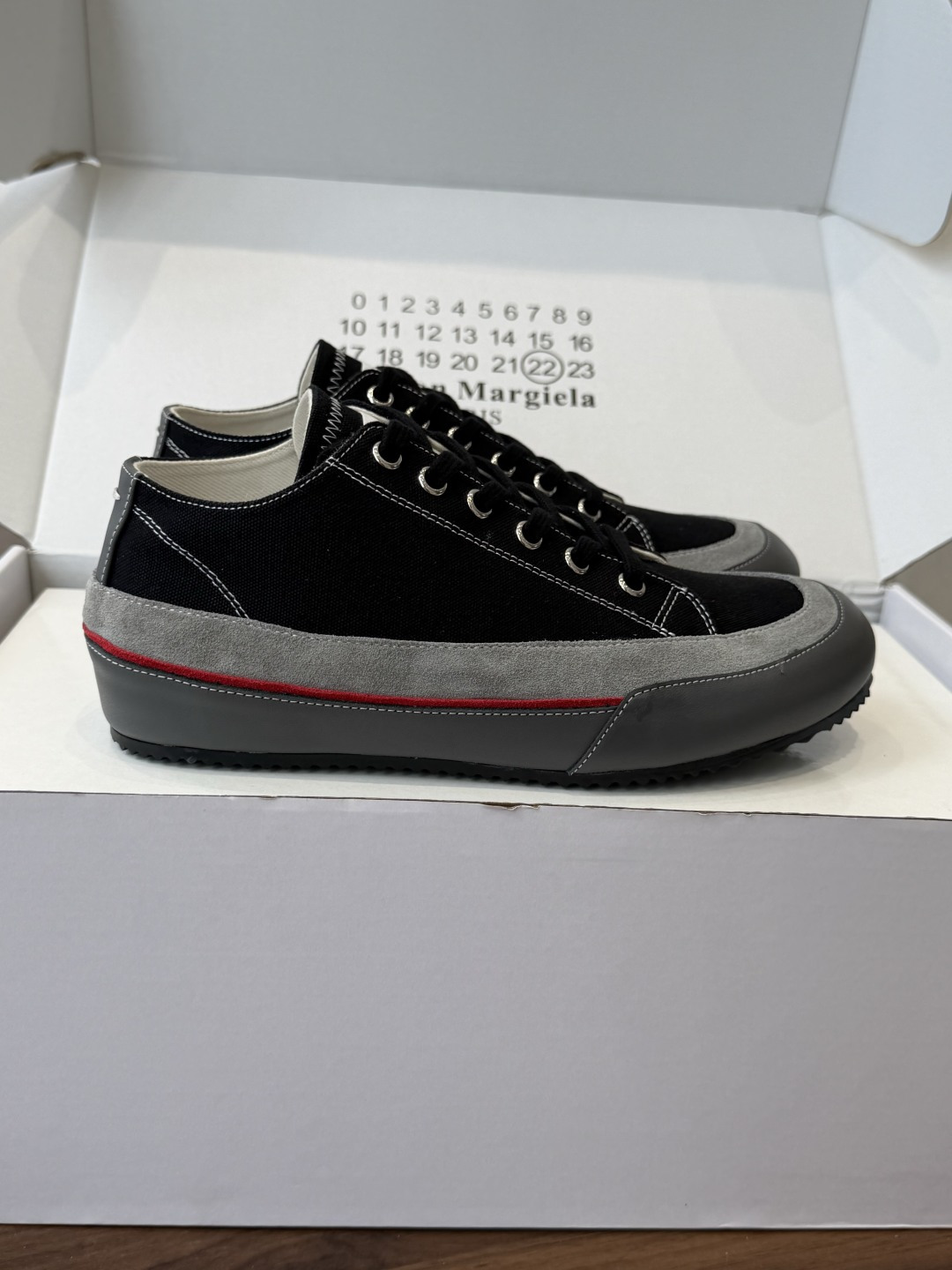 MaisonMargiela MM6 马吉拉 做旧厚底 德训鞋 休闲 运动鞋这一款德国训练鞋延续了经典 MaisonMargiela MM6 马吉拉 做旧厚底 德训鞋 休闲 运动鞋这一款德国训练鞋延续了经典