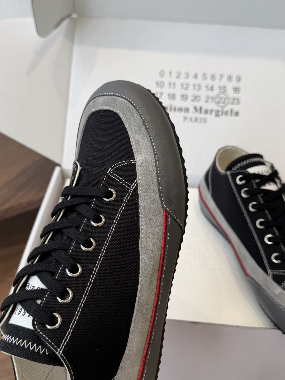 MaisonMargiela MM6 马吉拉 做旧厚底 德训鞋 休闲 运动鞋这一款德国训练鞋延续了经典 MaisonMargiela MM6 马吉拉 做旧厚底 德训鞋 休闲 运动鞋这一款德国训练鞋延续了经典