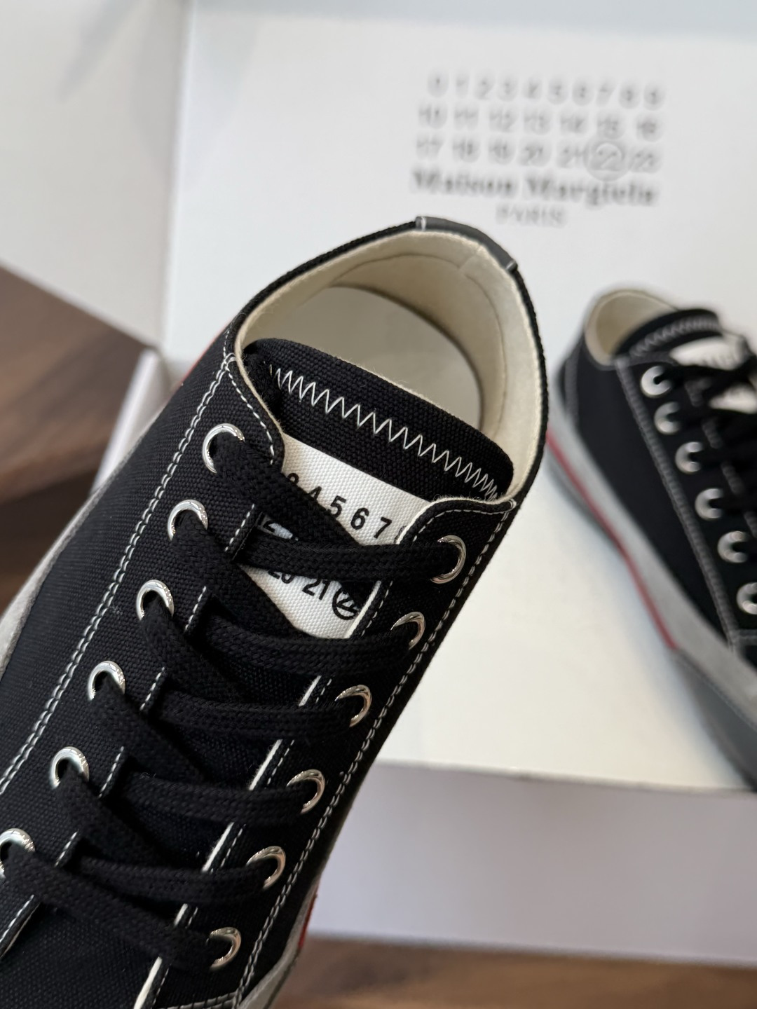 MaisonMargiela MM6 马吉拉 做旧厚底 德训鞋 休闲 运动鞋这一款德国训练鞋延续了经典 MaisonMargiela MM6 马吉拉 做旧厚底 德训鞋 休闲 运动鞋这一款德国训练鞋延续了经典