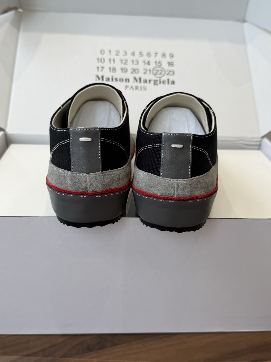 MaisonMargiela MM6 马吉拉 做旧厚底 德训鞋 休闲 运动鞋这一款德国训练鞋延续了经典 MaisonMargiela MM6 马吉拉 做旧厚底 德训鞋 休闲 运动鞋这一款德国训练鞋延续了经典