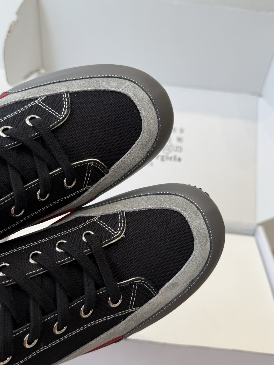 MaisonMargiela MM6 马吉拉 做旧厚底 德训鞋 休闲 运动鞋这一款德国训练鞋延续了经典 MaisonMargiela MM6 马吉拉 做旧厚底 德训鞋 休闲 运动鞋这一款德国训练鞋延续了经典