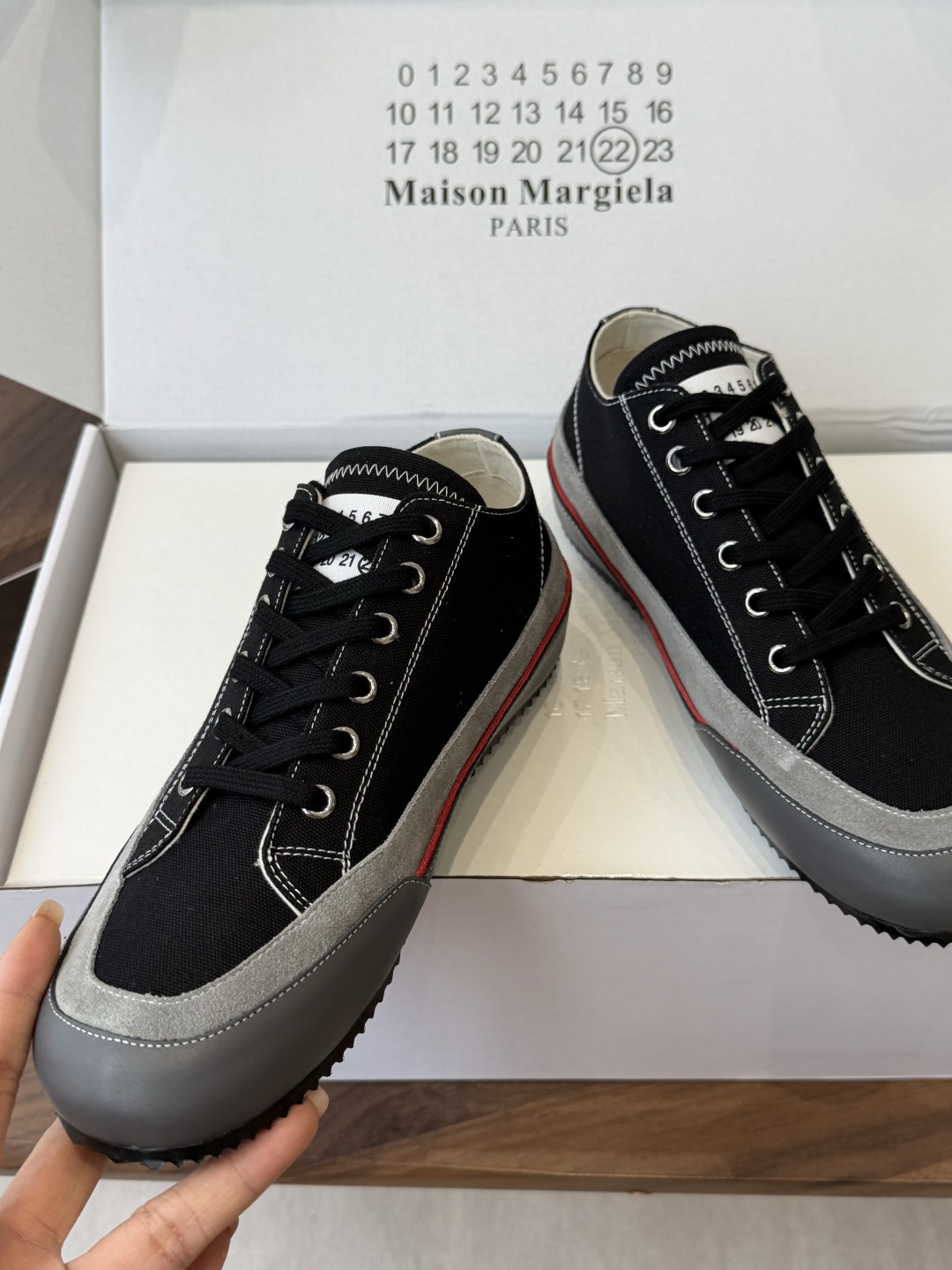 MaisonMargiela MM6 马吉拉 做旧厚底 德训鞋 休闲 运动鞋这一款德国训练鞋延续了经典 MaisonMargiela MM6 马吉拉 做旧厚底 德训鞋 休闲 运动鞋这一款德国训练鞋延续了经典