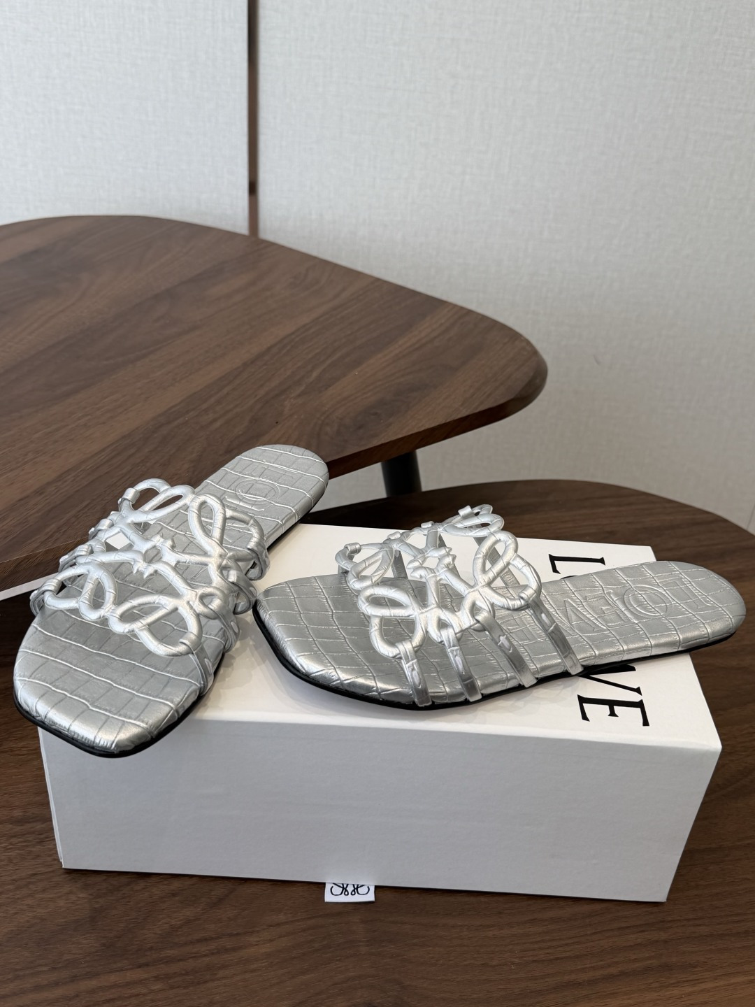 LOEWE 罗意威 26ss 春夏新品 拖鞋 疯狂种草简约设计感觉更干净优雅让你念念不忘 颜色也很耐看漂