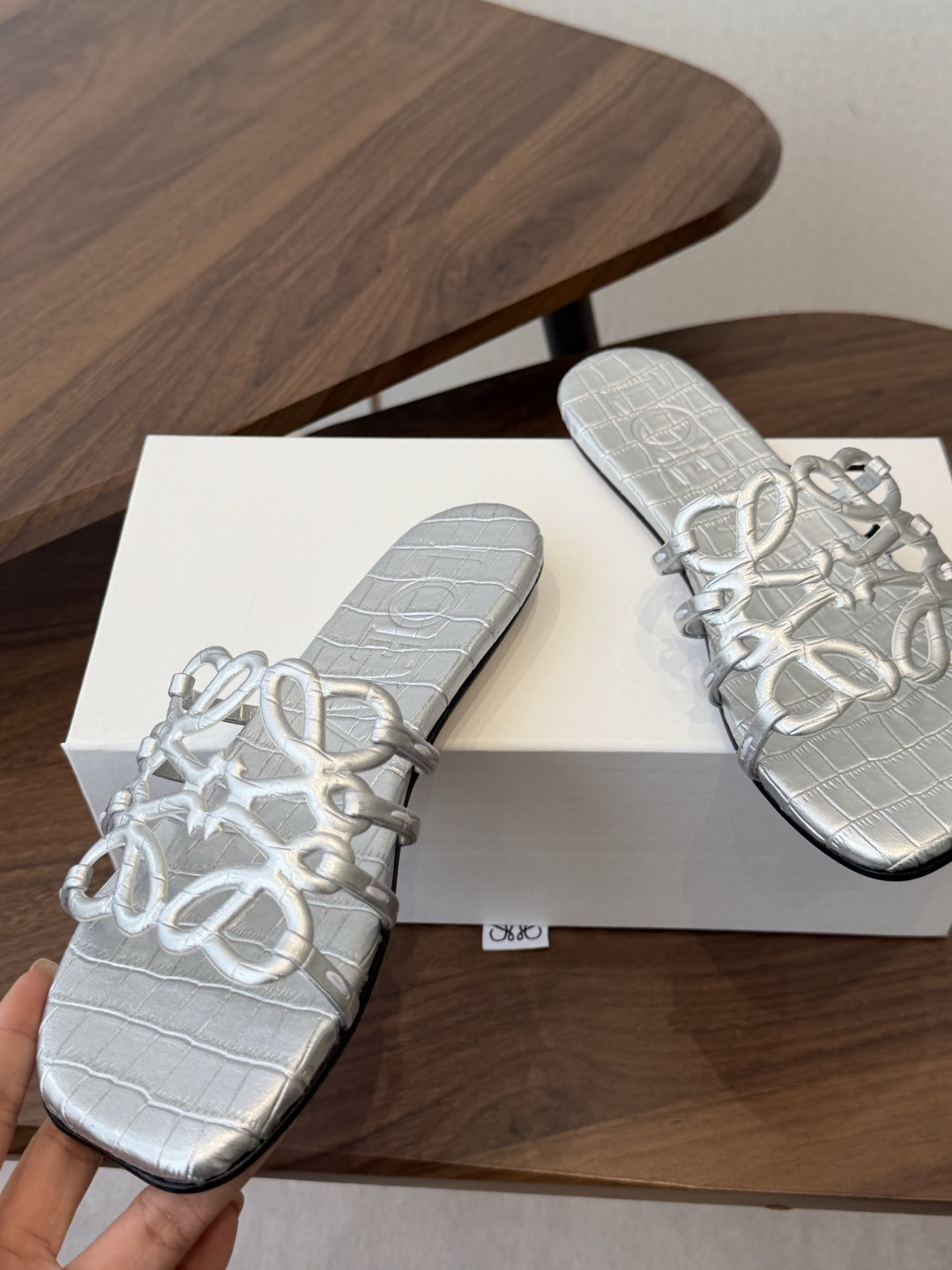 LOEWE 罗意威 26ss 春夏新品 拖鞋 疯狂种草简约设计感觉更干净优雅让你念念不忘 颜色也很耐看漂