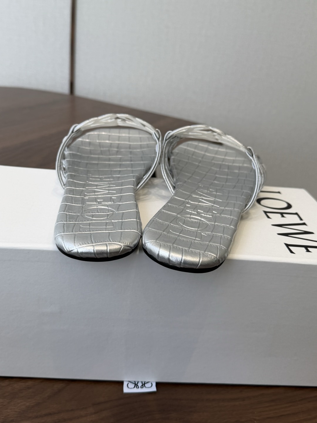 LOEWE 罗意威 26ss 春夏新品 拖鞋 疯狂种草简约设计感觉更干净优雅让你念念不忘 颜色也很耐看漂