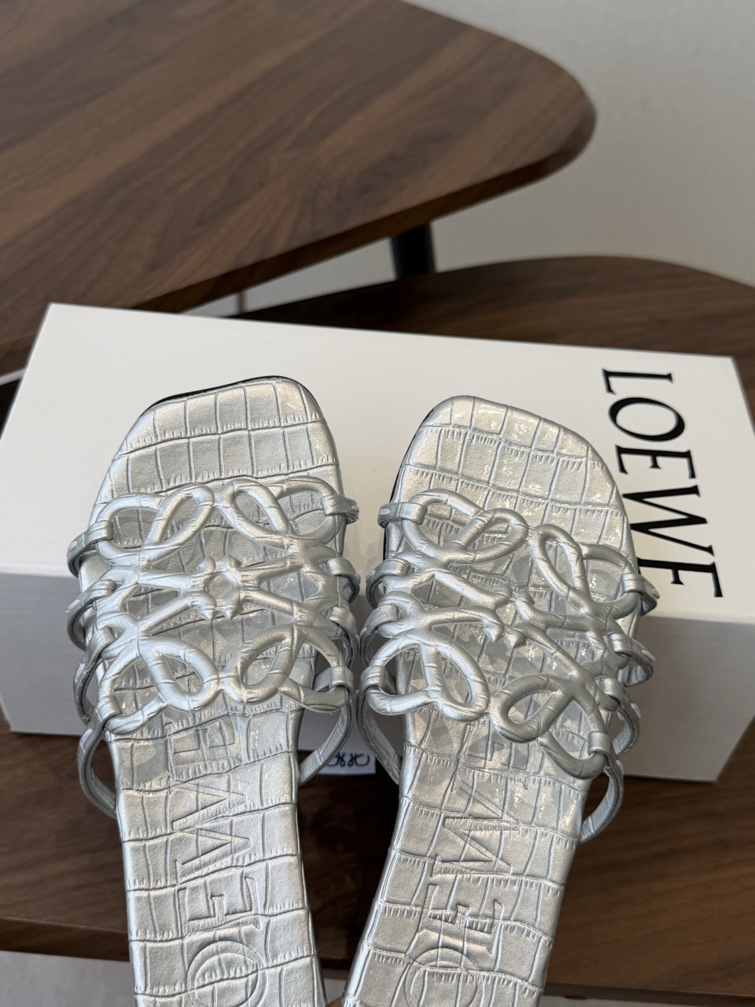 LOEWE 罗意威 26ss 春夏新品 拖鞋 疯狂种草简约设计感觉更干净优雅让你念念不忘 颜色也很耐看漂
