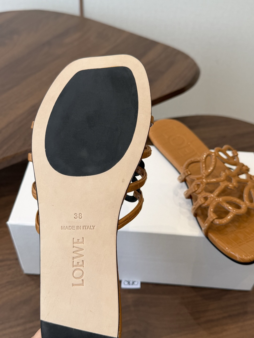 LOEWE 罗意威 26ss 春夏新品 拖鞋 疯狂种草简约设计感觉更干净优雅让你念念不忘 颜色也很耐看漂