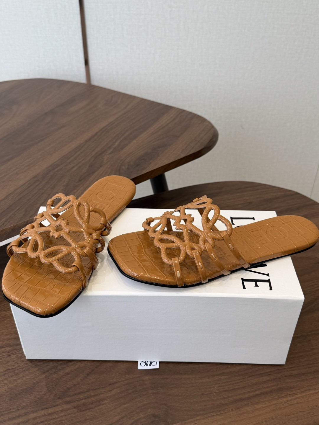 LOEWE 罗意威 26ss 春夏新品 拖鞋 疯狂种草简约设计感觉更干净优雅让你念念不忘 颜色也很耐看漂