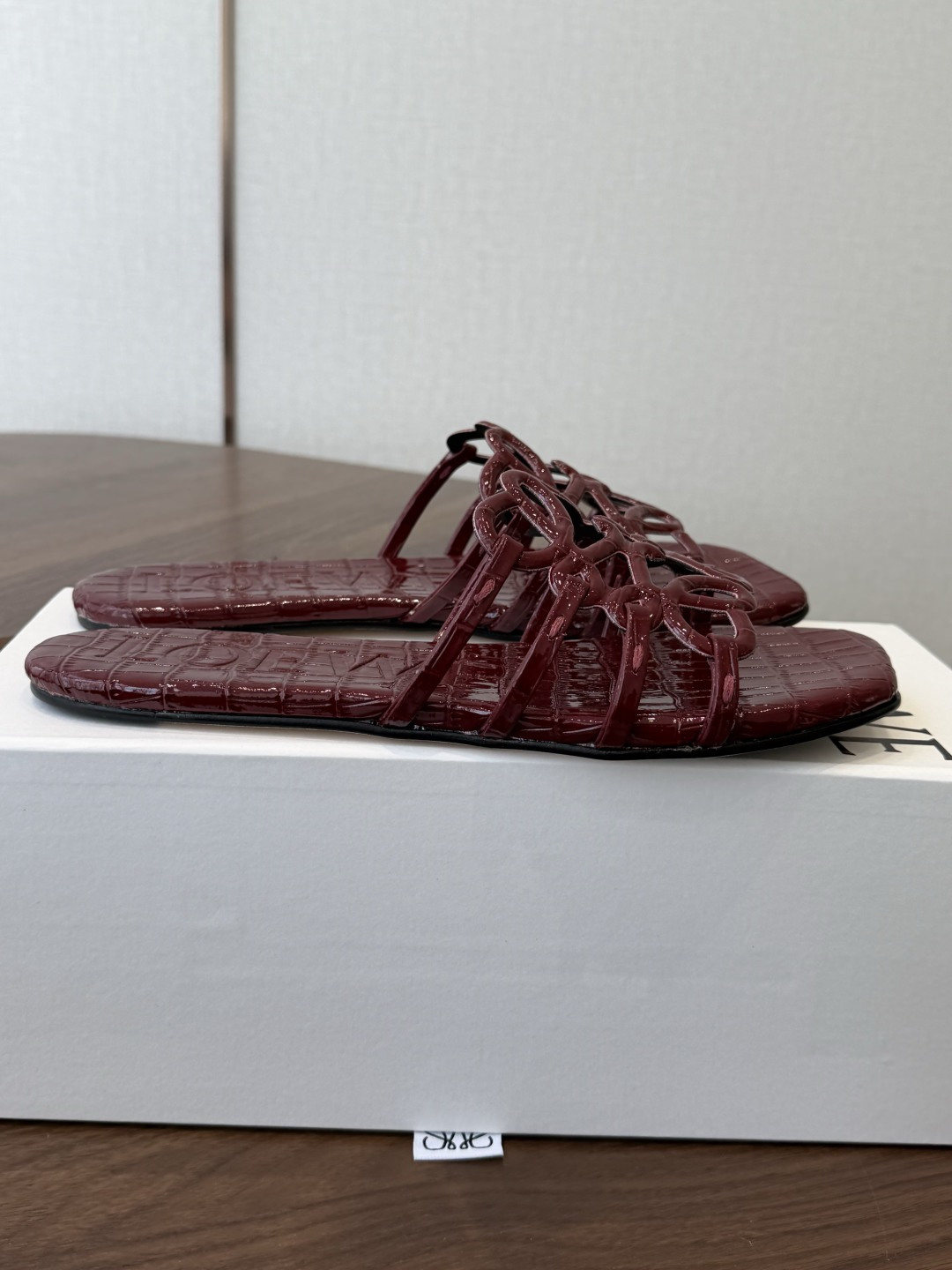 LOEWE 罗意威 26ss 春夏新品 拖鞋 疯狂种草简约设计感觉更干净优雅让你念念不忘 颜色也很耐看漂