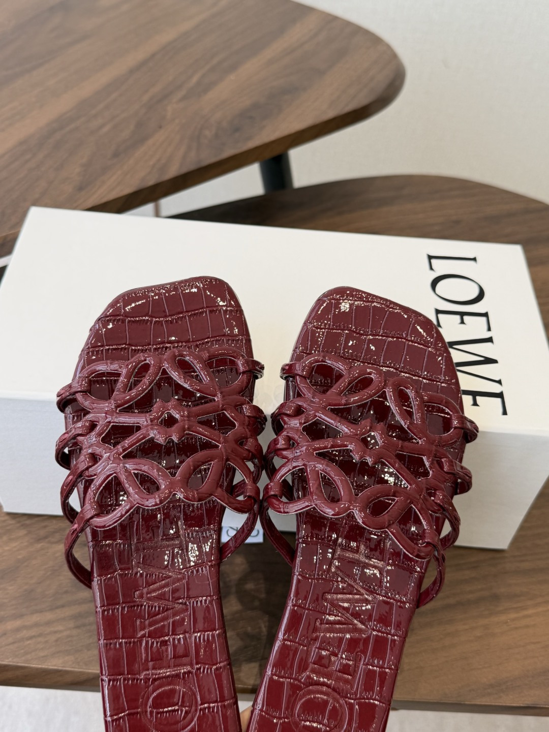 LOEWE 罗意威 26ss 春夏新品 拖鞋 疯狂种草简约设计感觉更干净优雅让你念念不忘 颜色也很耐看漂
