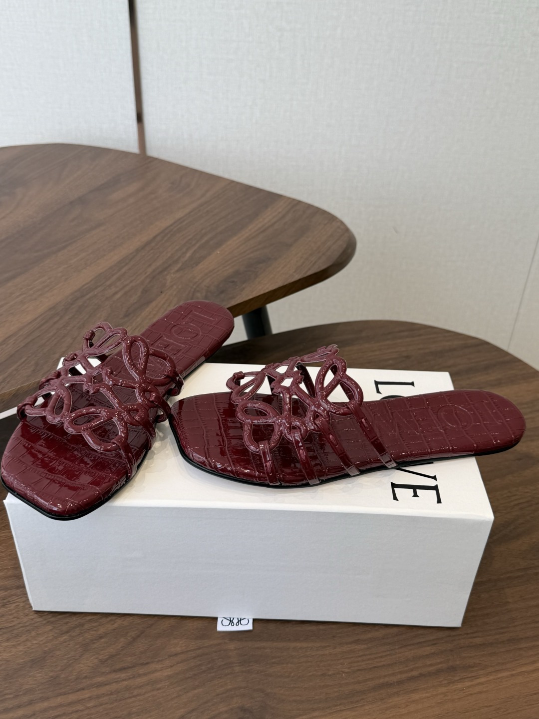 LOEWE 罗意威 26ss 春夏新品 拖鞋 疯狂种草简约设计感觉更干净优雅让你念念不忘 颜色也很耐看漂