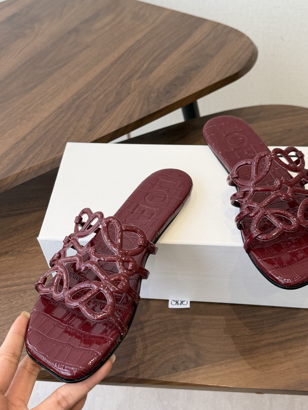 LOEWE 罗意威 26ss 春夏新品 拖鞋 疯狂种草简约设计感觉更干净优雅让你念念不忘 颜色也很耐看漂