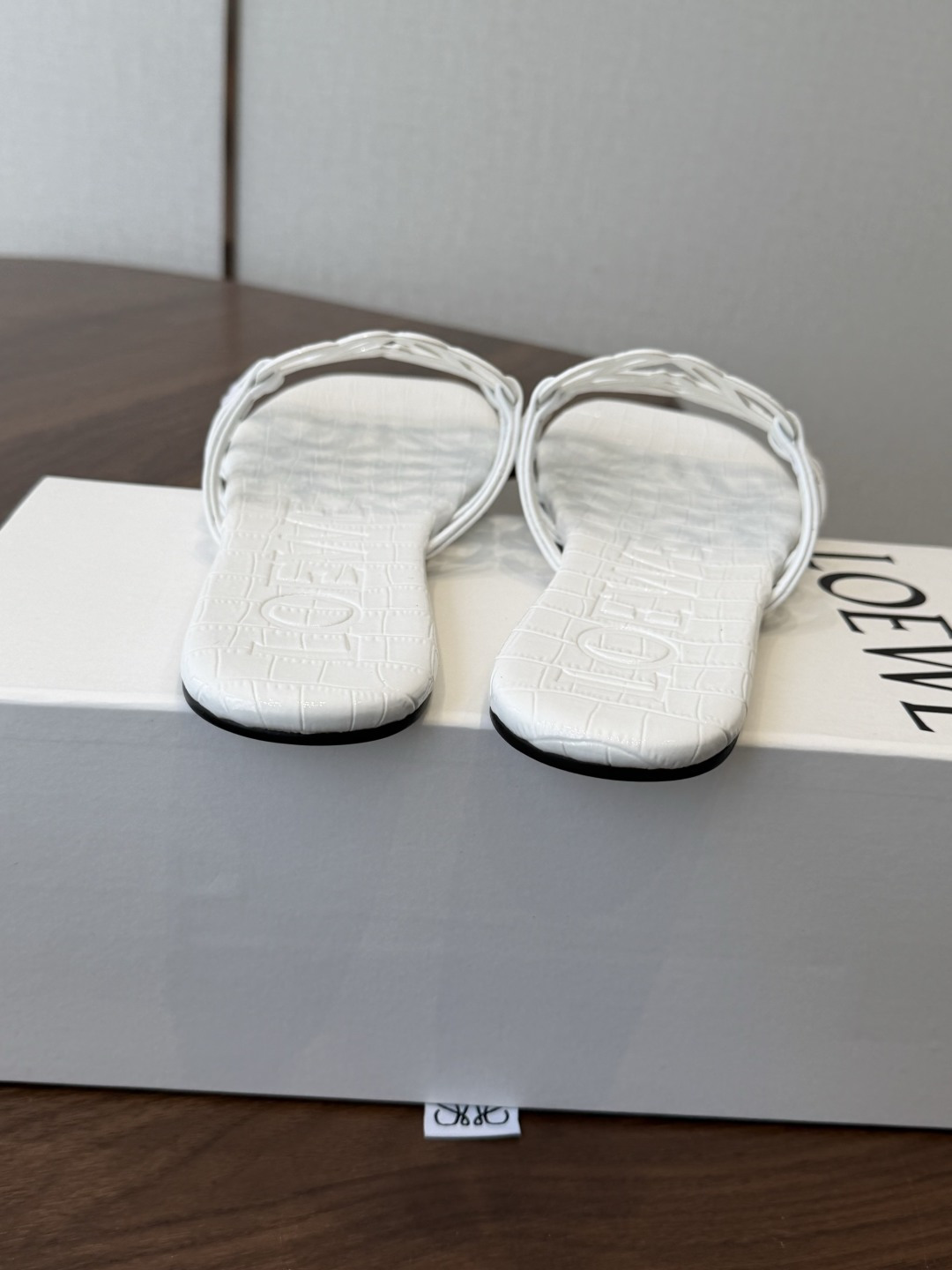 LOEWE 罗意威 26ss 春夏新品 拖鞋 疯狂种草简约设计感觉更干净优雅让你念念不忘 颜色也很耐看漂