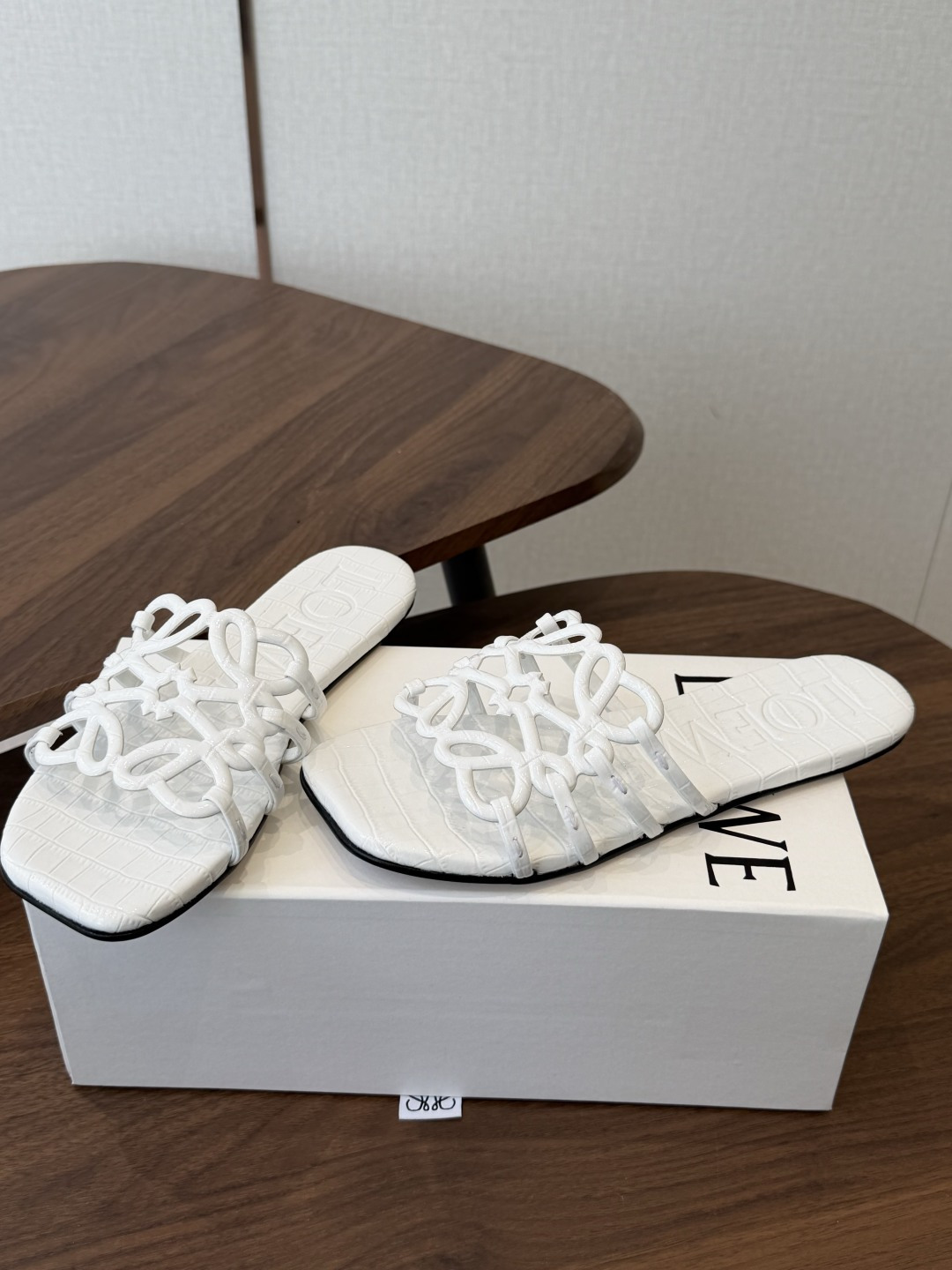 LOEWE 罗意威 26ss 春夏新品 拖鞋 疯狂种草简约设计感觉更干净优雅让你念念不忘 颜色也很耐看漂