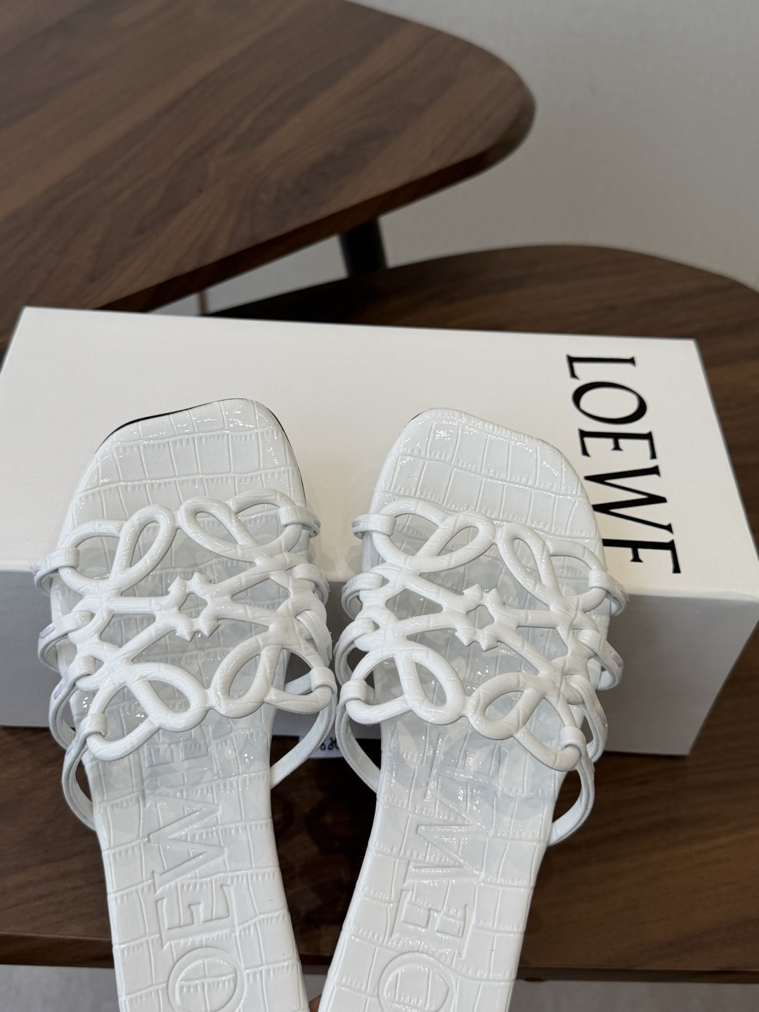 LOEWE 罗意威 26ss 春夏新品 拖鞋 疯狂种草简约设计感觉更干净优雅让你念念不忘 颜色也很耐看漂