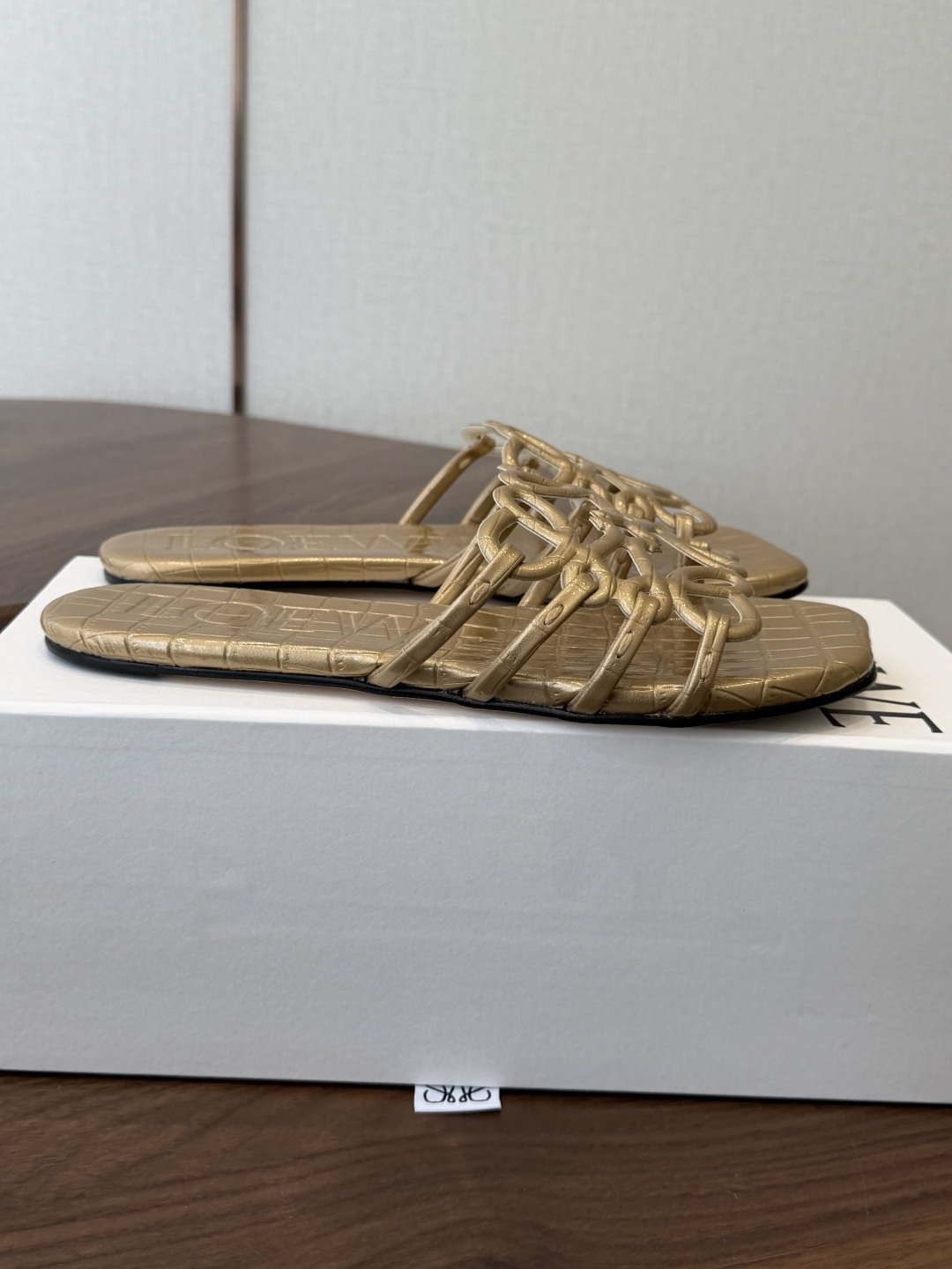 LOEWE 罗意威 26ss 春夏新品 拖鞋 疯狂种草简约设计感觉更干净优雅让你念念不忘 颜色也很耐看漂