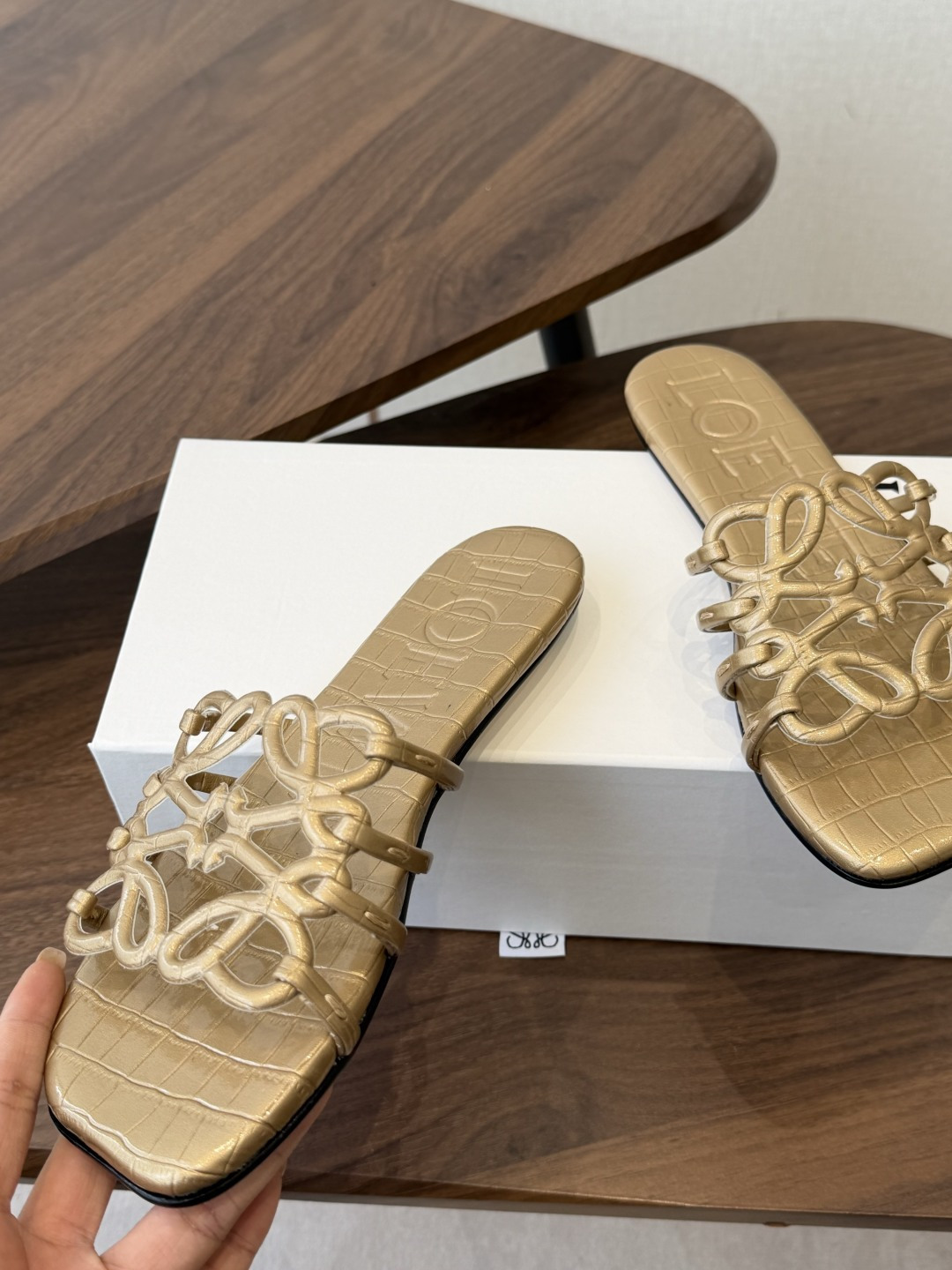 LOEWE 罗意威 26ss 春夏新品 拖鞋 疯狂种草简约设计感觉更干净优雅让你念念不忘 颜色也很耐看漂