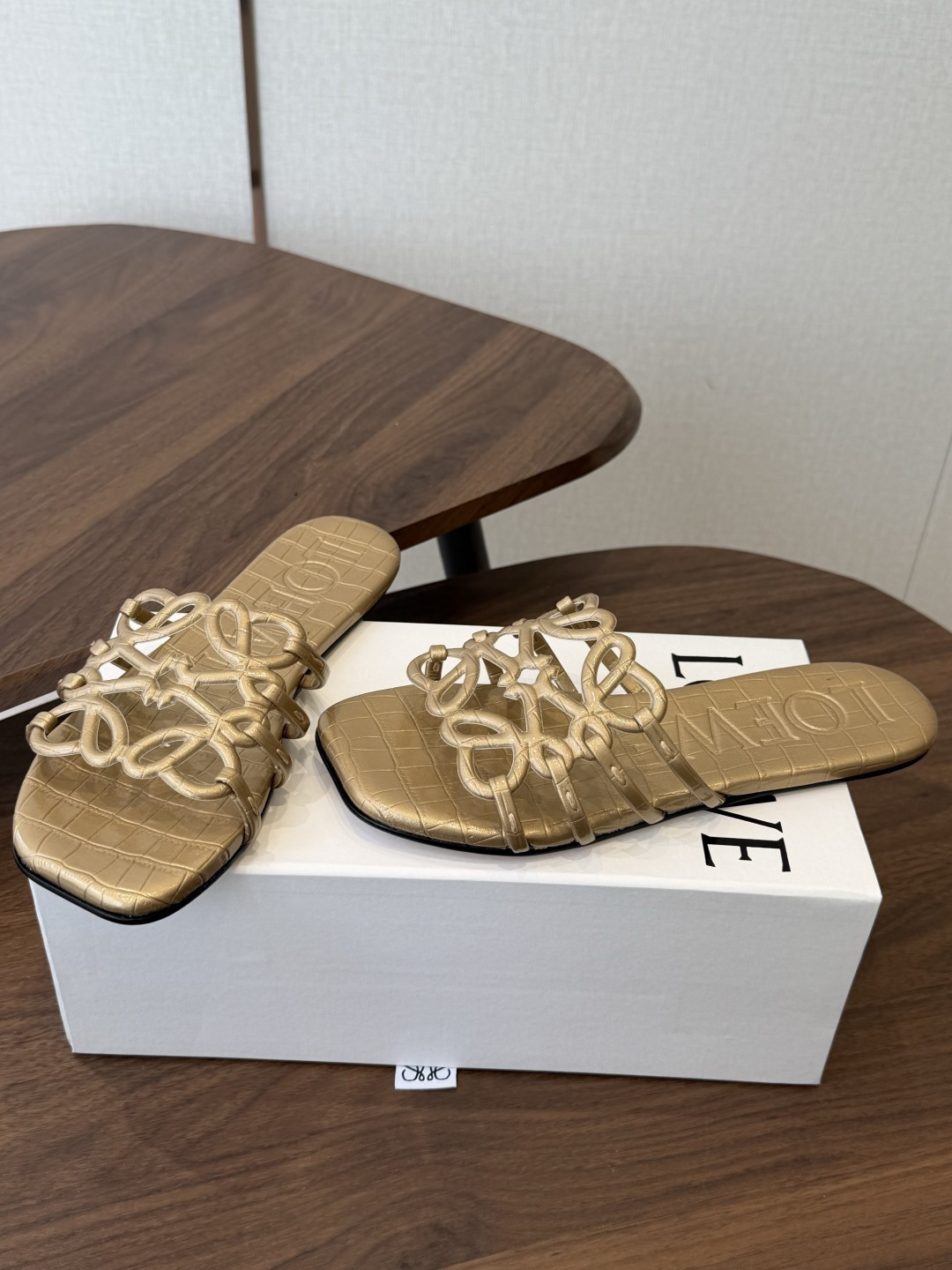 LOEWE 罗意威 26ss 春夏新品 拖鞋 疯狂种草简约设计感觉更干净优雅让你念念不忘 颜色也很耐看漂