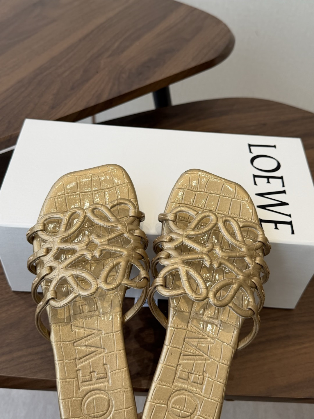 LOEWE 罗意威 26ss 春夏新品 拖鞋 疯狂种草简约设计感觉更干净优雅让你念念不忘 颜色也很耐看漂