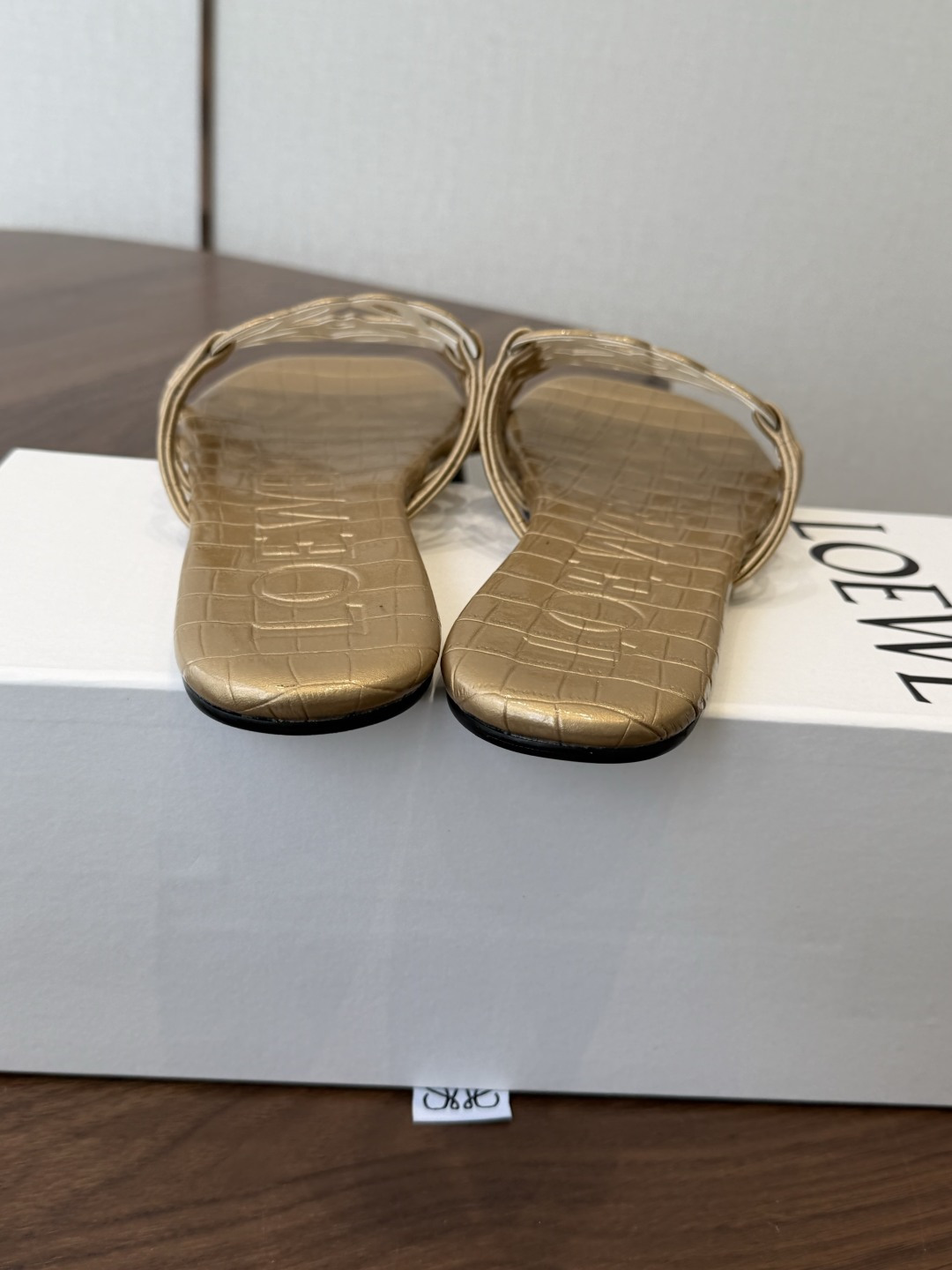 LOEWE 罗意威 26ss 春夏新品 拖鞋 疯狂种草简约设计感觉更干净优雅让你念念不忘 颜色也很耐看漂
