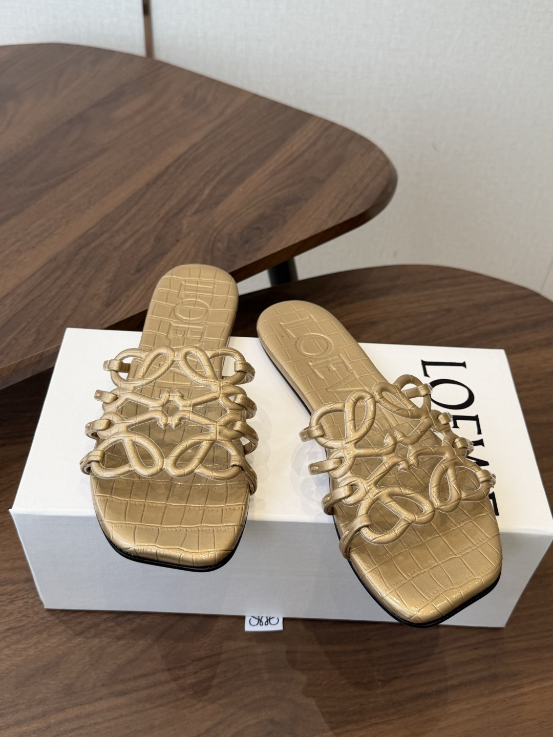 LOEWE 罗意威 26ss 春夏新品 拖鞋 疯狂种草简约设计感觉更干净优雅让你念念不忘 颜色也很耐看漂