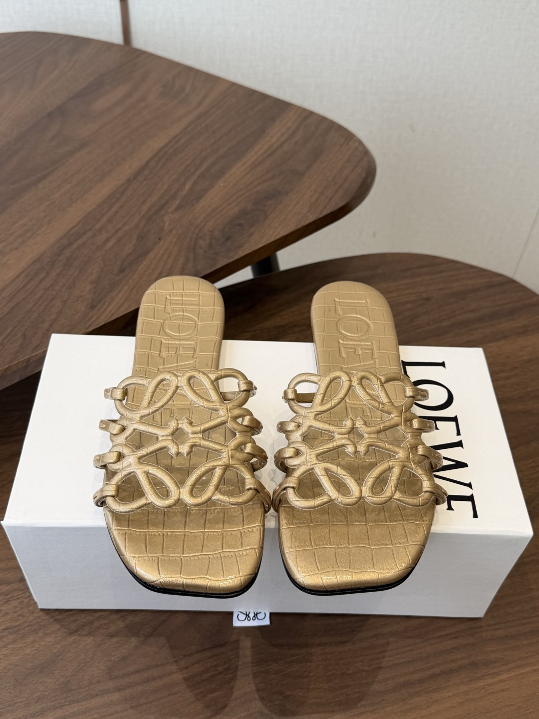 LOEWE 罗意威 26ss 春夏新品 拖鞋 疯狂种草简约设计感觉更干净优雅让你念念不忘 颜色也很耐看漂