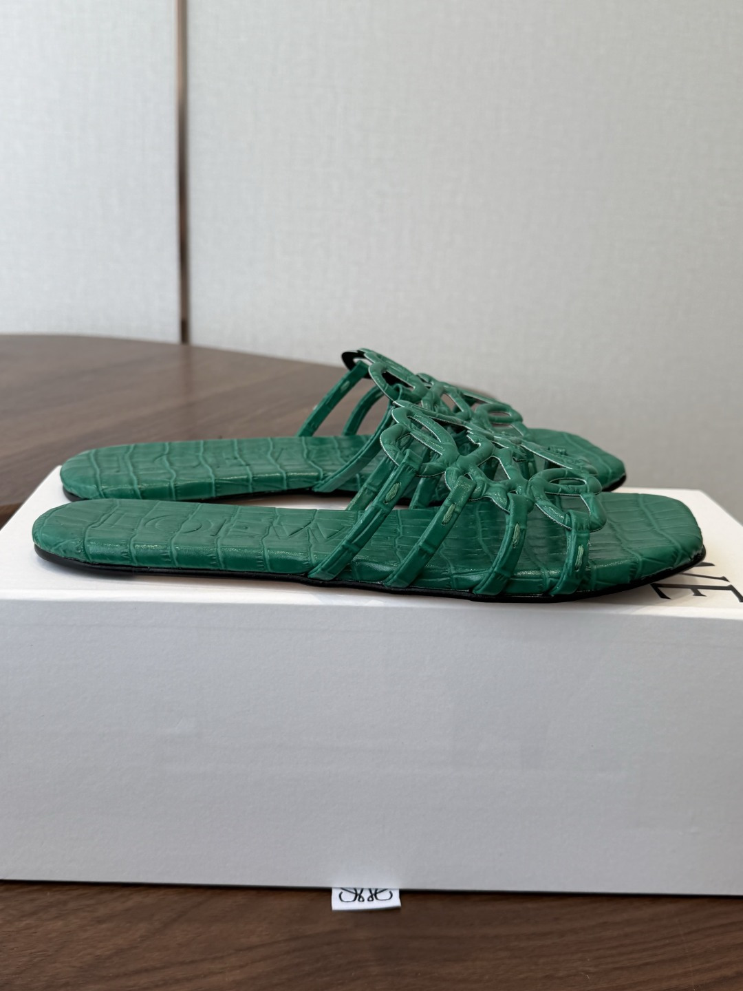 LOEWE 罗意威 26ss 春夏新品 拖鞋 疯狂种草简约设计感觉更干净优雅让你念念不忘 颜色也很耐看漂