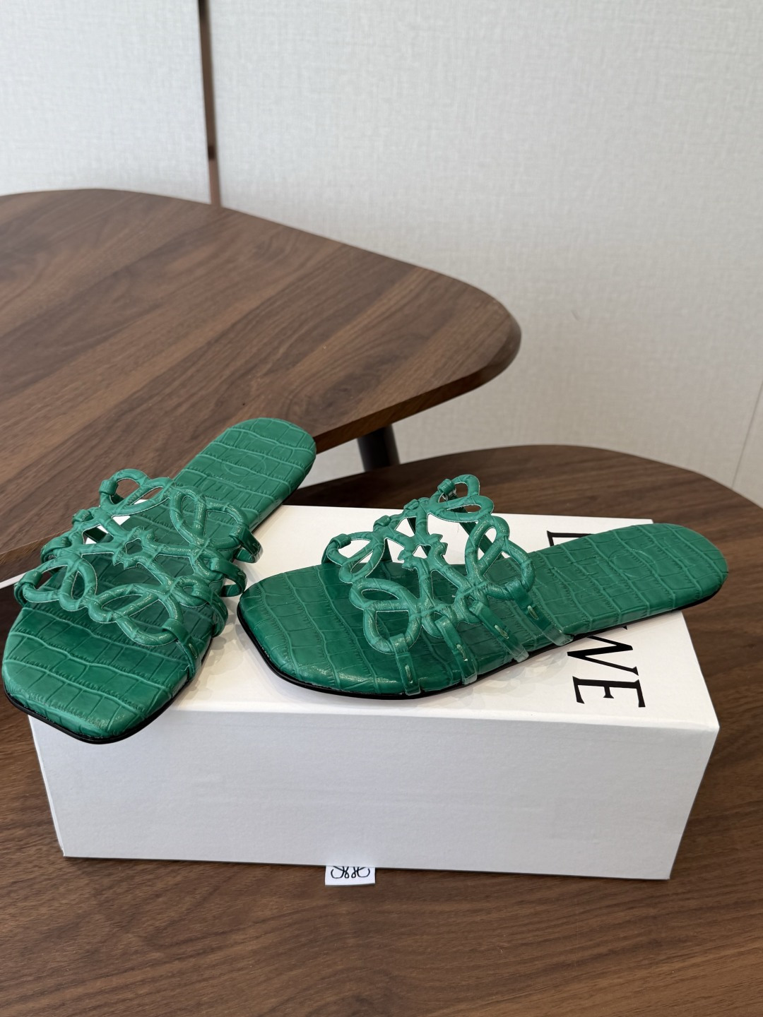 LOEWE 罗意威 26ss 春夏新品 拖鞋 疯狂种草简约设计感觉更干净优雅让你念念不忘 颜色也很耐看漂