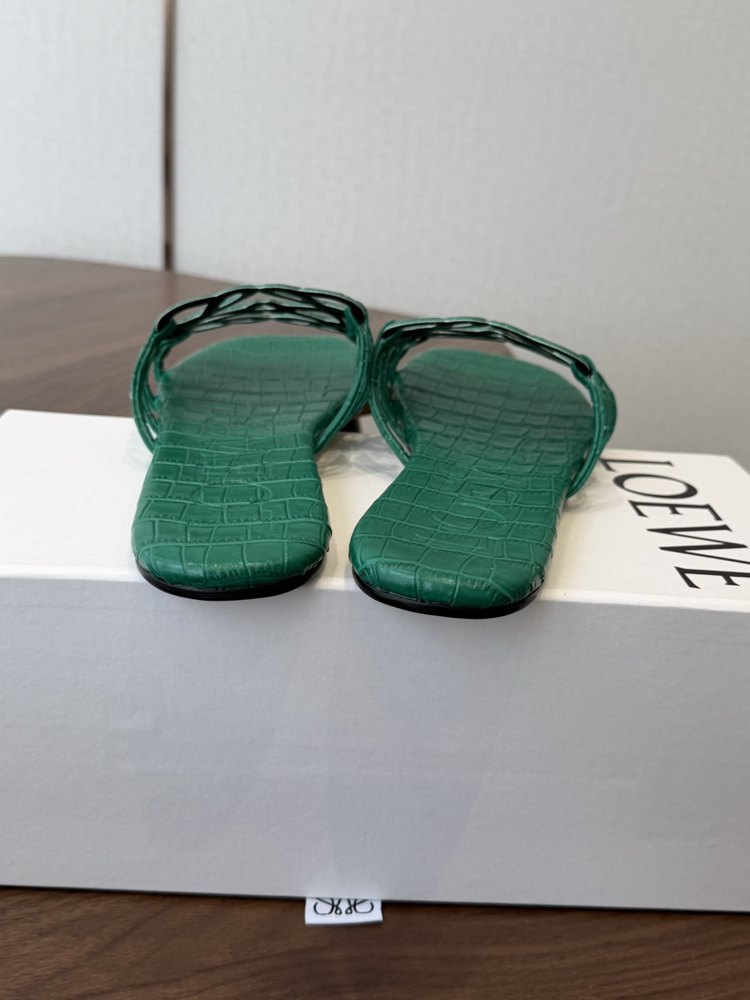 LOEWE 罗意威 26ss 春夏新品 拖鞋 疯狂种草简约设计感觉更干净优雅让你念念不忘 颜色也很耐看漂