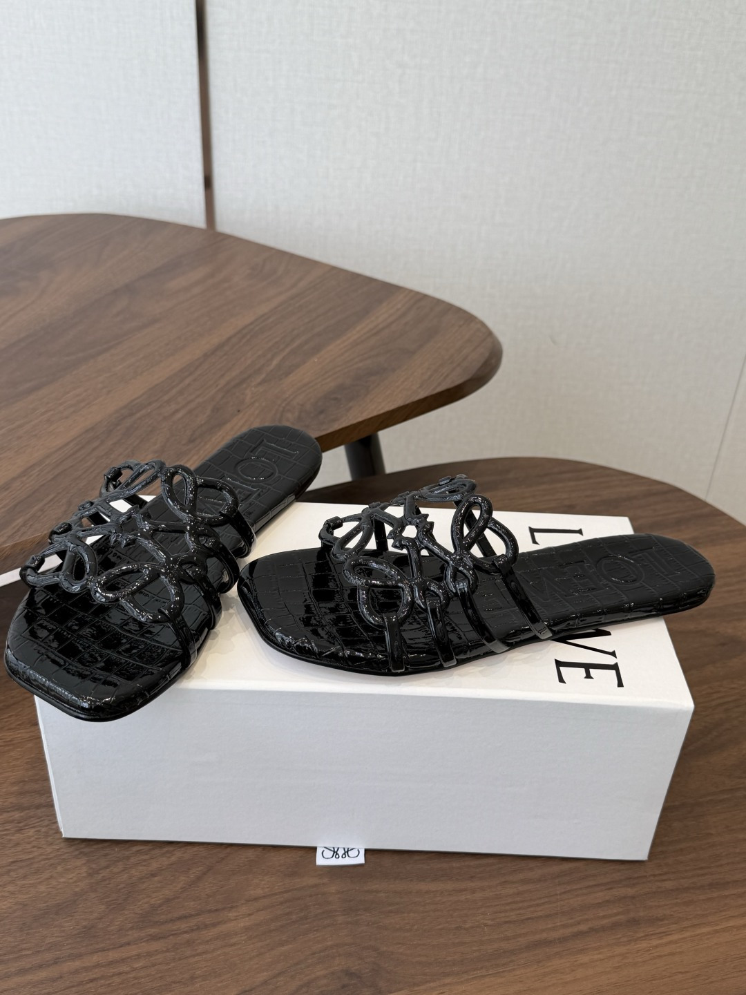 LOEWE 罗意威 26ss 春夏新品 拖鞋 疯狂种草简约设计感觉更干净优雅让你念念不忘 颜色也很耐看漂