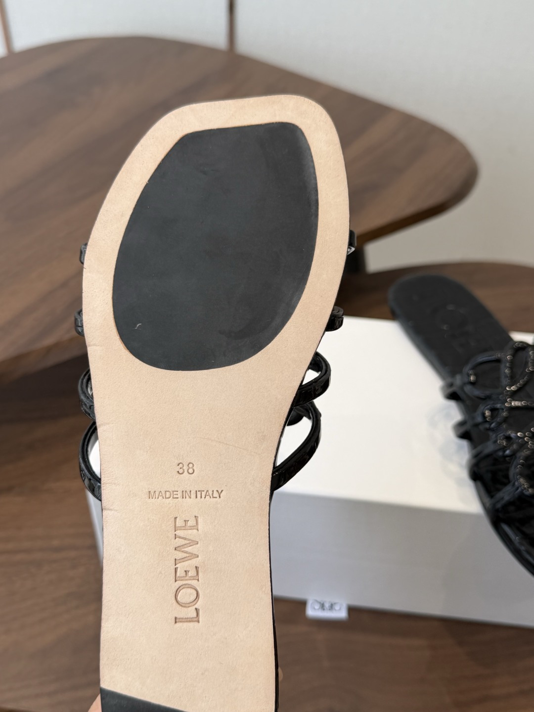 LOEWE 罗意威 26ss 春夏新品 拖鞋 疯狂种草简约设计感觉更干净优雅让你念念不忘 颜色也很耐看漂