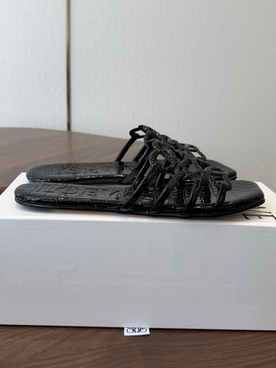 LOEWE 罗意威 26ss 春夏新品 拖鞋 疯狂种草简约设计感觉更干净优雅让你念念不忘 颜色也很耐看漂