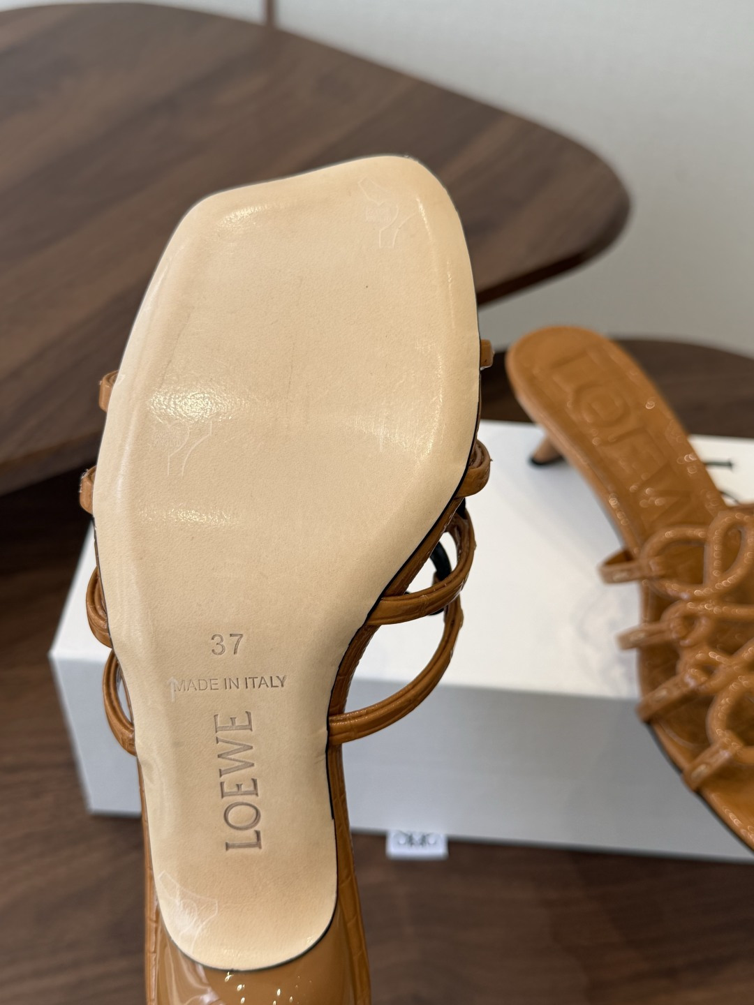 LOEWE 罗意威 26ss 春夏新品 拖鞋 疯狂种草简约设计感觉更干净优雅让你念念不忘 颜色也很耐看漂
