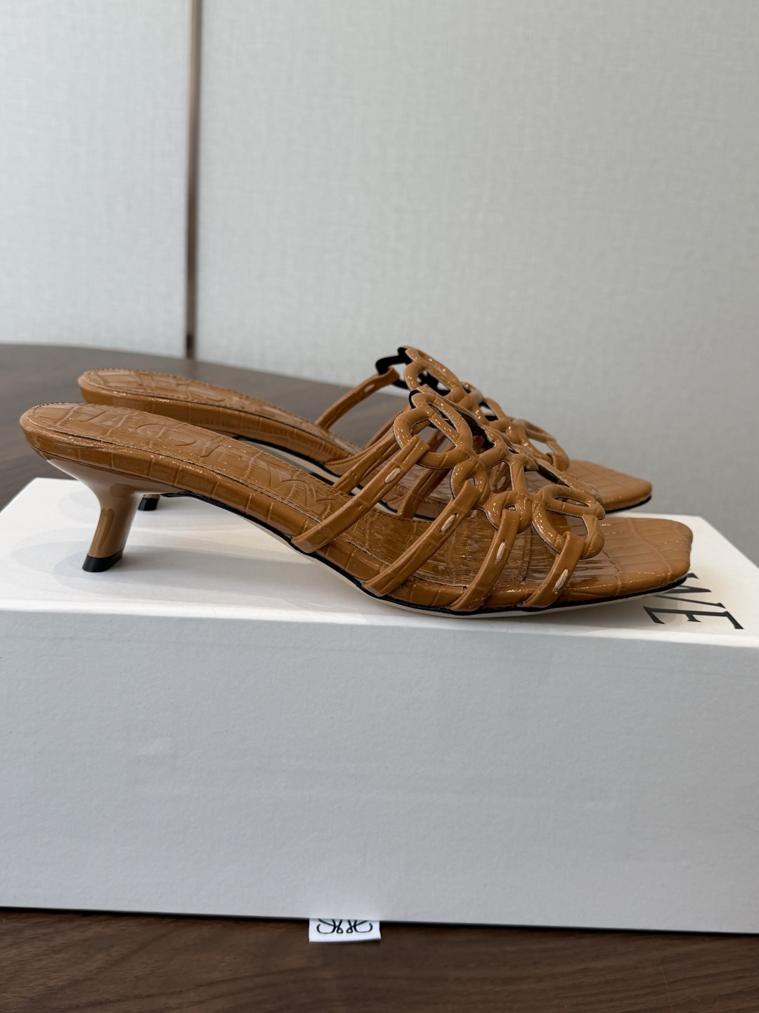 LOEWE 罗意威 26ss 春夏新品 拖鞋 疯狂种草简约设计感觉更干净优雅让你念念不忘 颜色也很耐看漂