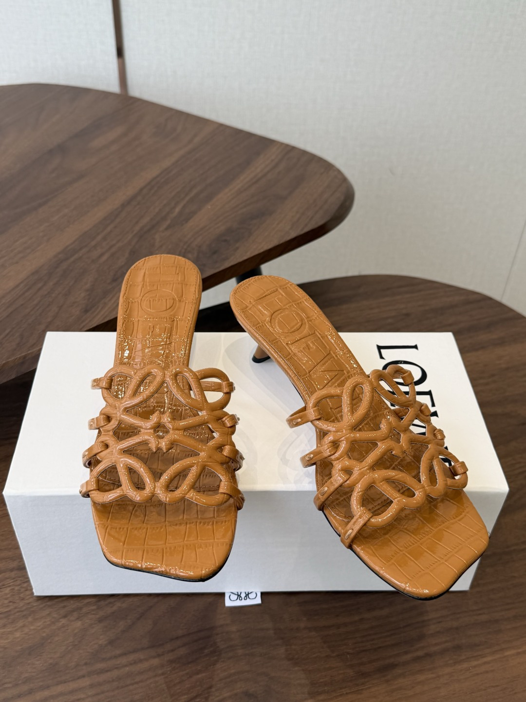 LOEWE 罗意威 26ss 春夏新品 拖鞋 疯狂种草简约设计感觉更干净优雅让你念念不忘 颜色也很耐看漂