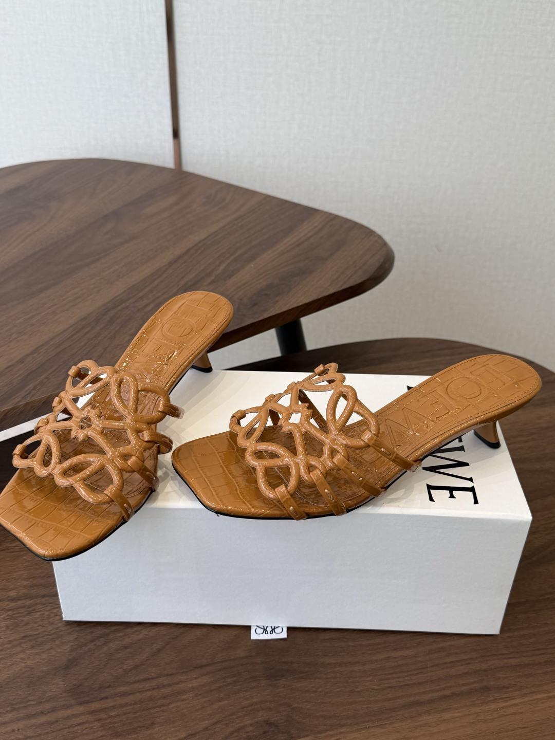 LOEWE 罗意威 26ss 春夏新品 拖鞋 疯狂种草简约设计感觉更干净优雅让你念念不忘 颜色也很耐看漂
