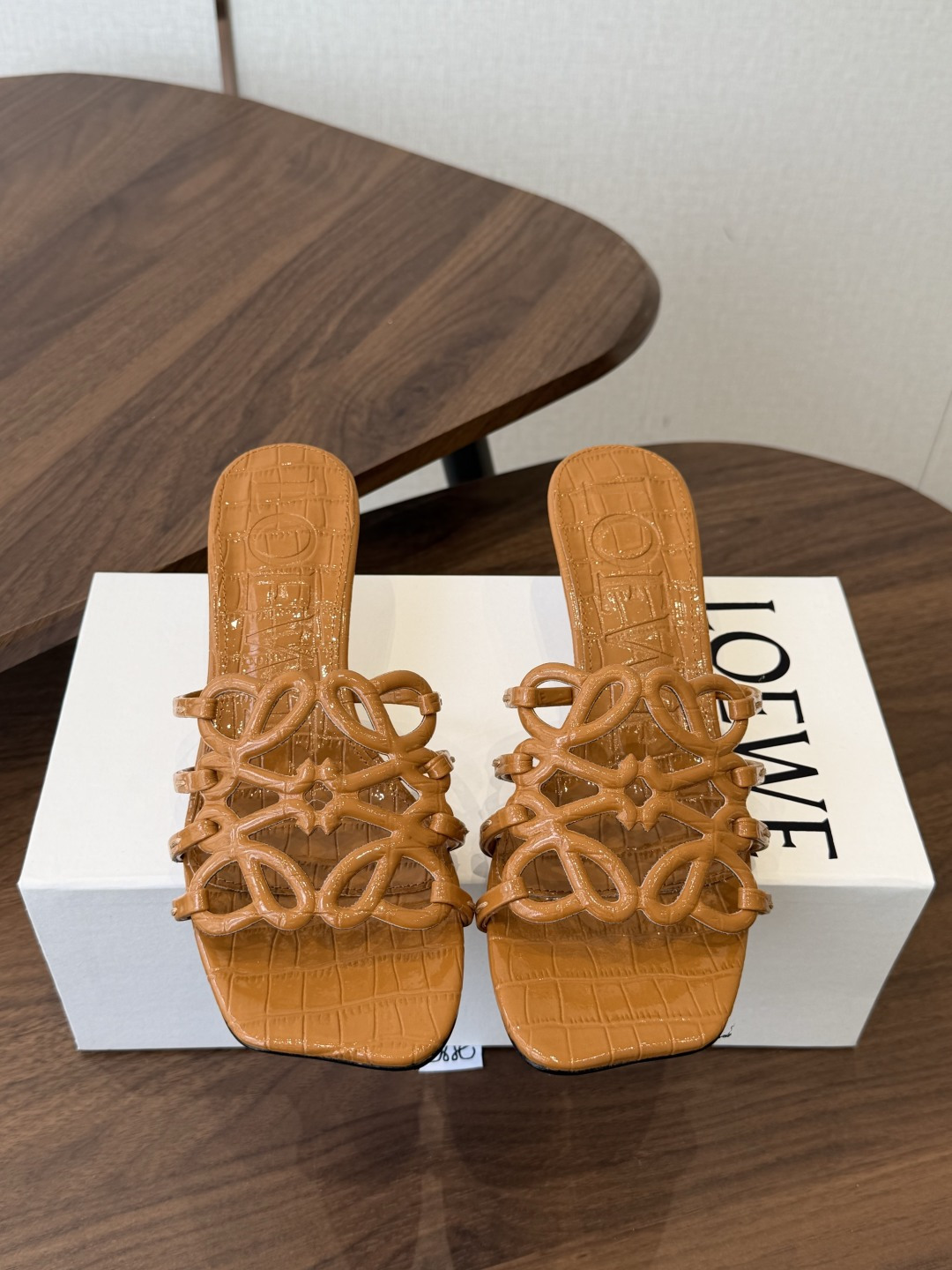 LOEWE 罗意威 26ss 春夏新品 拖鞋 疯狂种草简约设计感觉更干净优雅让你念念不忘 颜色也很耐看漂