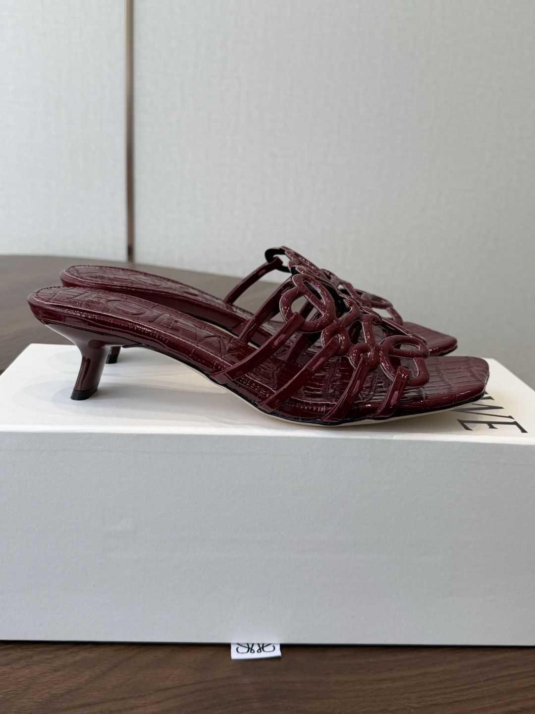 LOEWE 罗意威 26ss 春夏新品 拖鞋 疯狂种草简约设计感觉更干净优雅让你念念不忘 颜色也很耐看漂