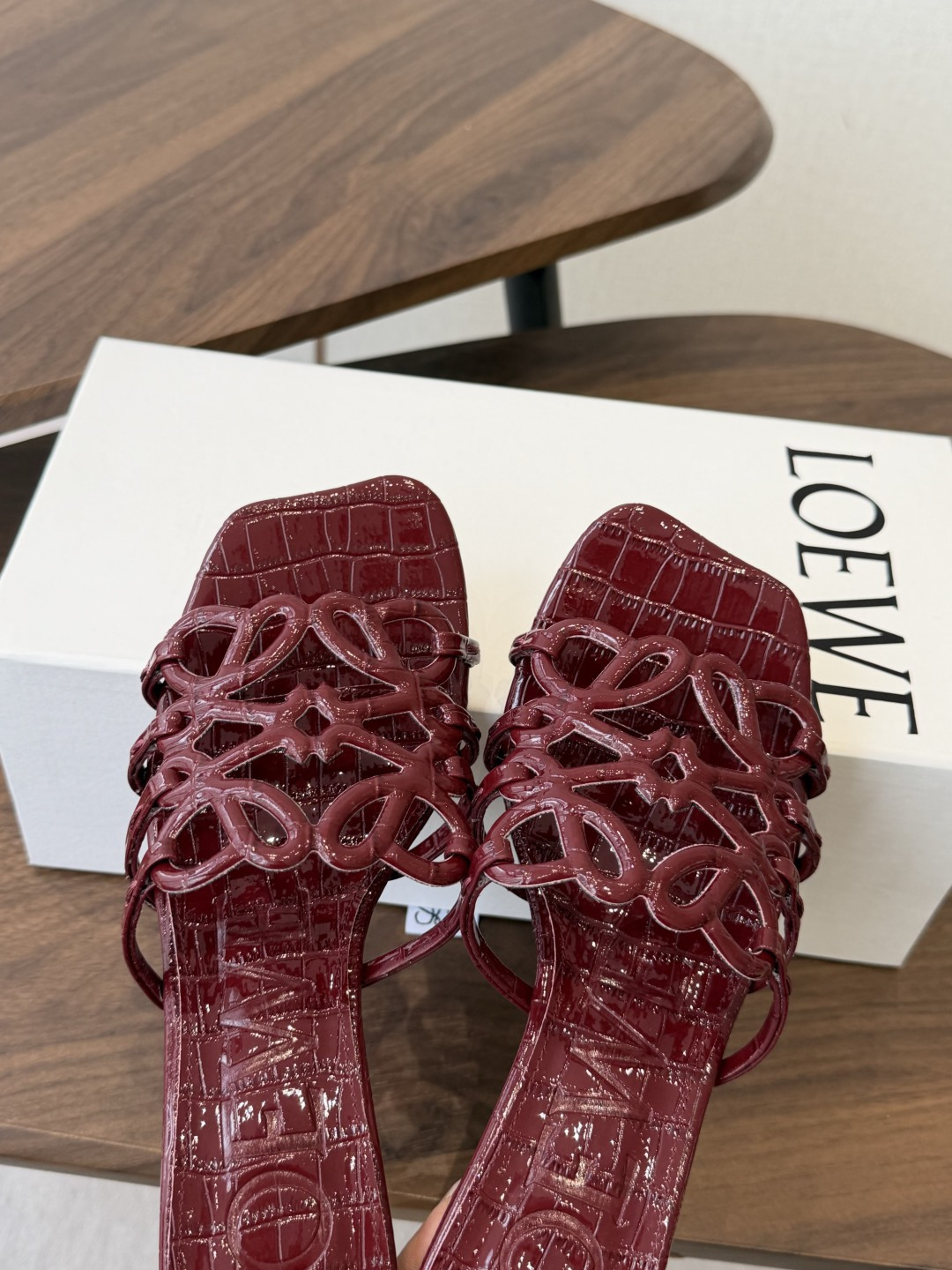 LOEWE 罗意威 26ss 春夏新品 拖鞋 疯狂种草简约设计感觉更干净优雅让你念念不忘 颜色也很耐看漂