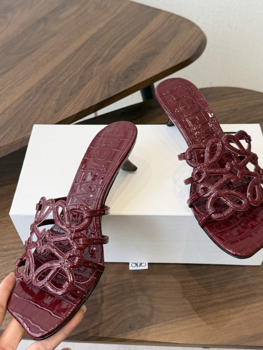 LOEWE 罗意威 26ss 春夏新品 拖鞋 疯狂种草简约设计感觉更干净优雅让你念念不忘 颜色也很耐看漂