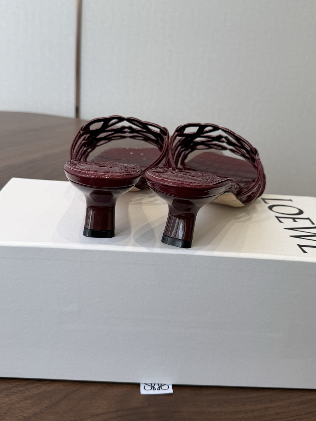LOEWE 罗意威 26ss 春夏新品 拖鞋 疯狂种草简约设计感觉更干净优雅让你念念不忘 颜色也很耐看漂