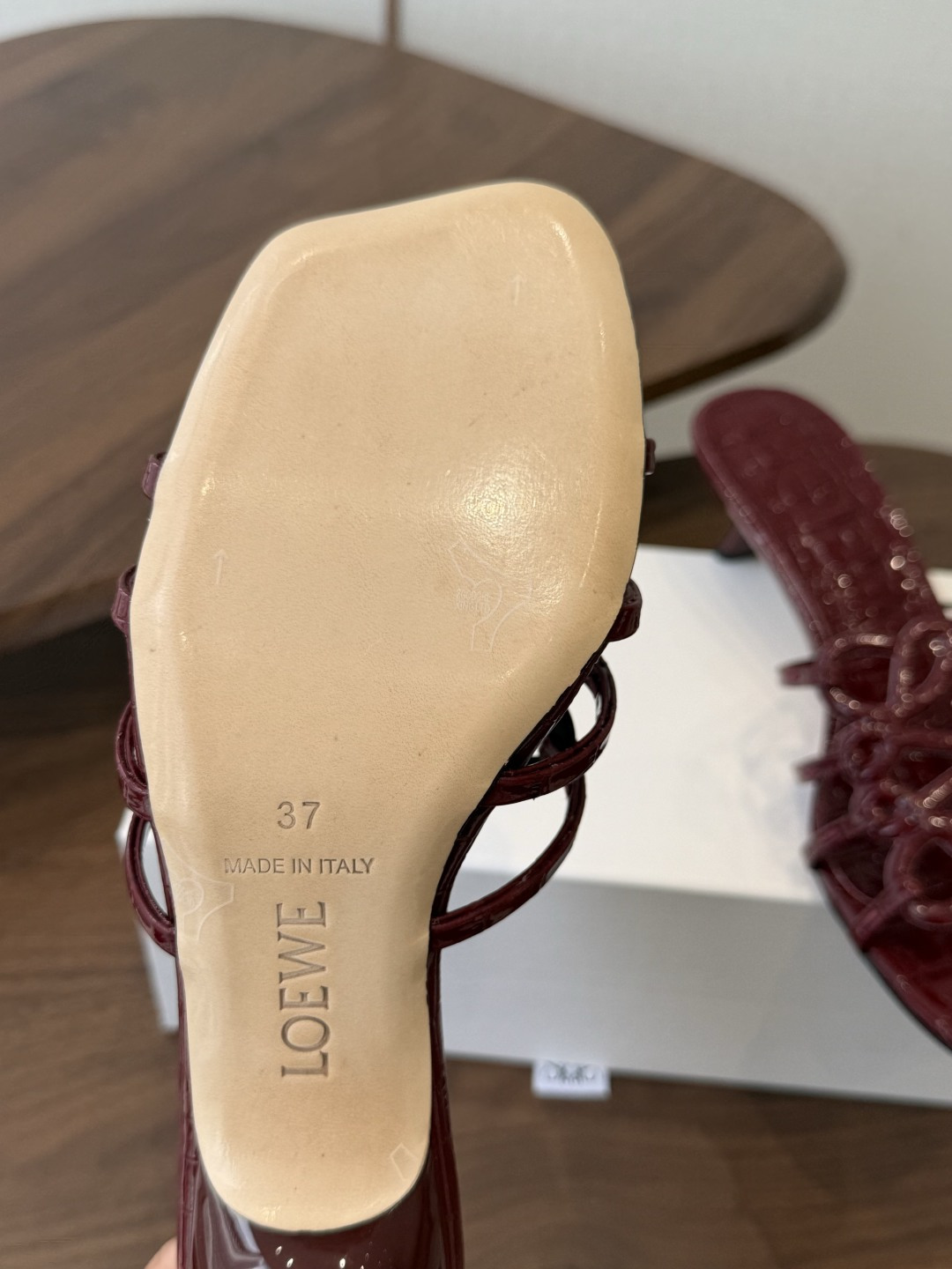 LOEWE 罗意威 26ss 春夏新品 拖鞋 疯狂种草简约设计感觉更干净优雅让你念念不忘 颜色也很耐看漂