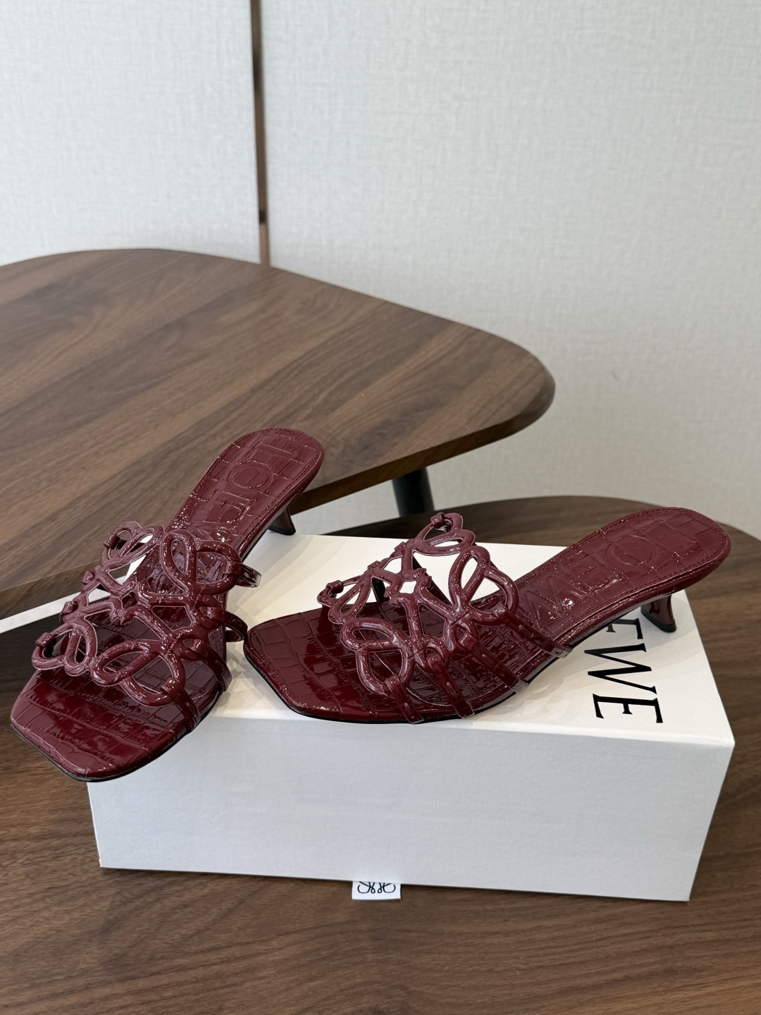 LOEWE 罗意威 26ss 春夏新品 拖鞋 疯狂种草简约设计感觉更干净优雅让你念念不忘 颜色也很耐看漂