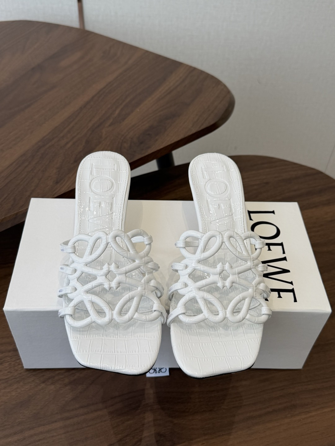 LOEWE 罗意威 26ss 春夏新品 拖鞋 疯狂种草简约设计感觉更干净优雅让你念念不忘 颜色也很耐看漂