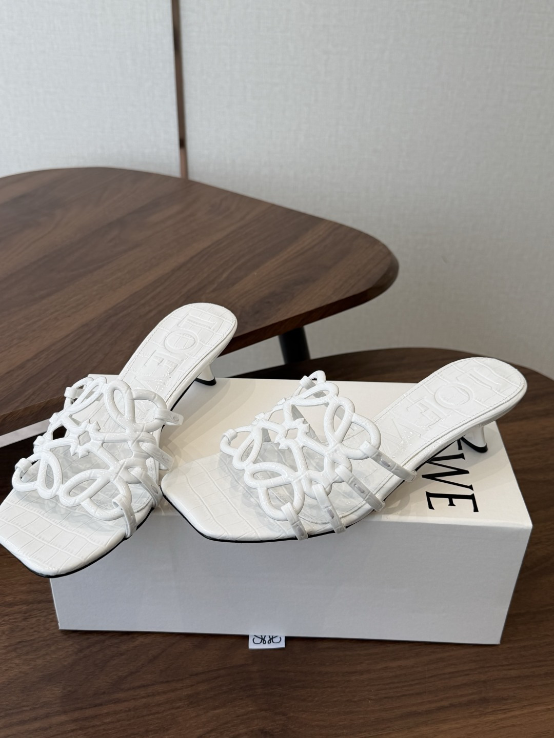 LOEWE 罗意威 26ss 春夏新品 拖鞋 疯狂种草简约设计感觉更干净优雅让你念念不忘 颜色也很耐看漂