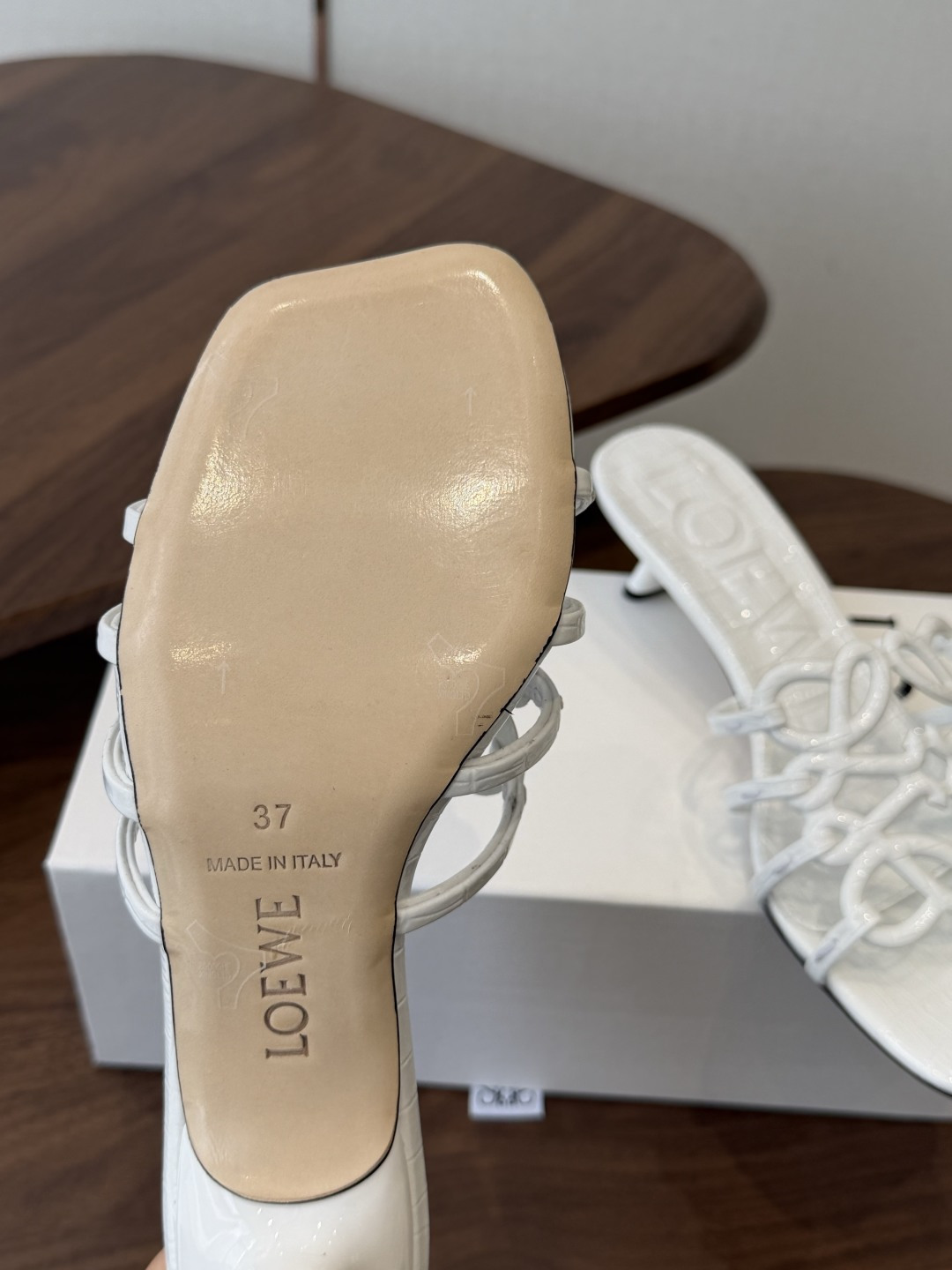 LOEWE 罗意威 26ss 春夏新品 拖鞋 疯狂种草简约设计感觉更干净优雅让你念念不忘 颜色也很耐看漂