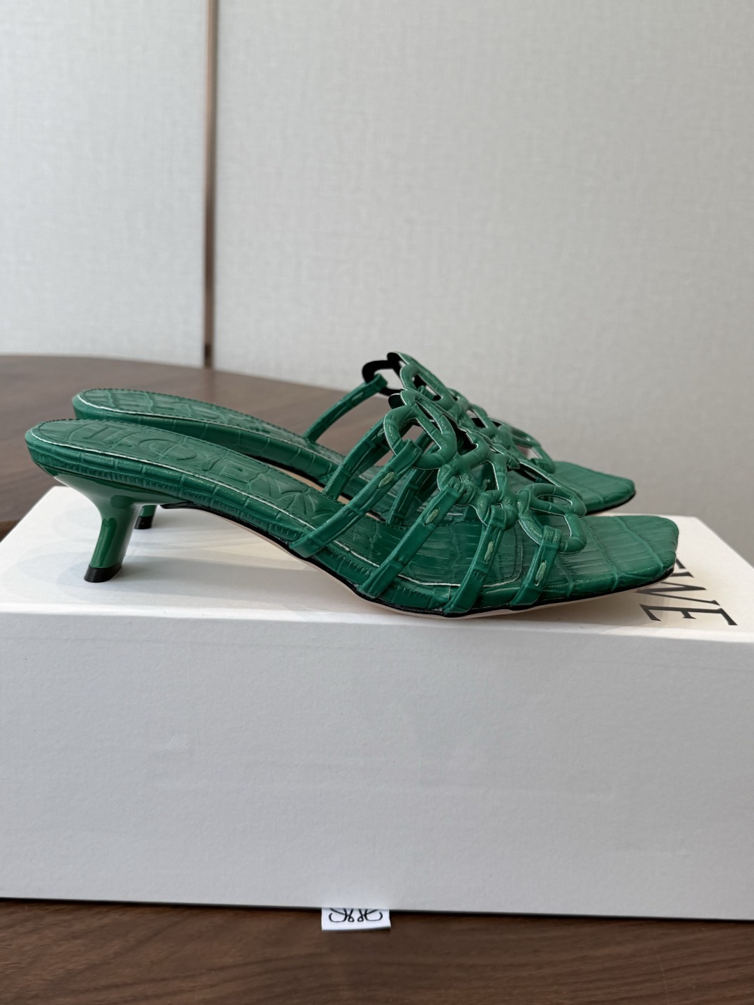 LOEWE 罗意威 26ss 春夏新品 拖鞋 疯狂种草简约设计感觉更干净优雅让你念念不忘 颜色也很耐看漂