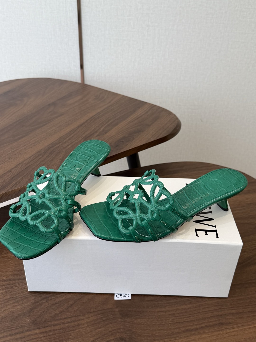 LOEWE 罗意威 26ss 春夏新品 拖鞋 疯狂种草简约设计感觉更干净优雅让你念念不忘 颜色也很耐看漂
